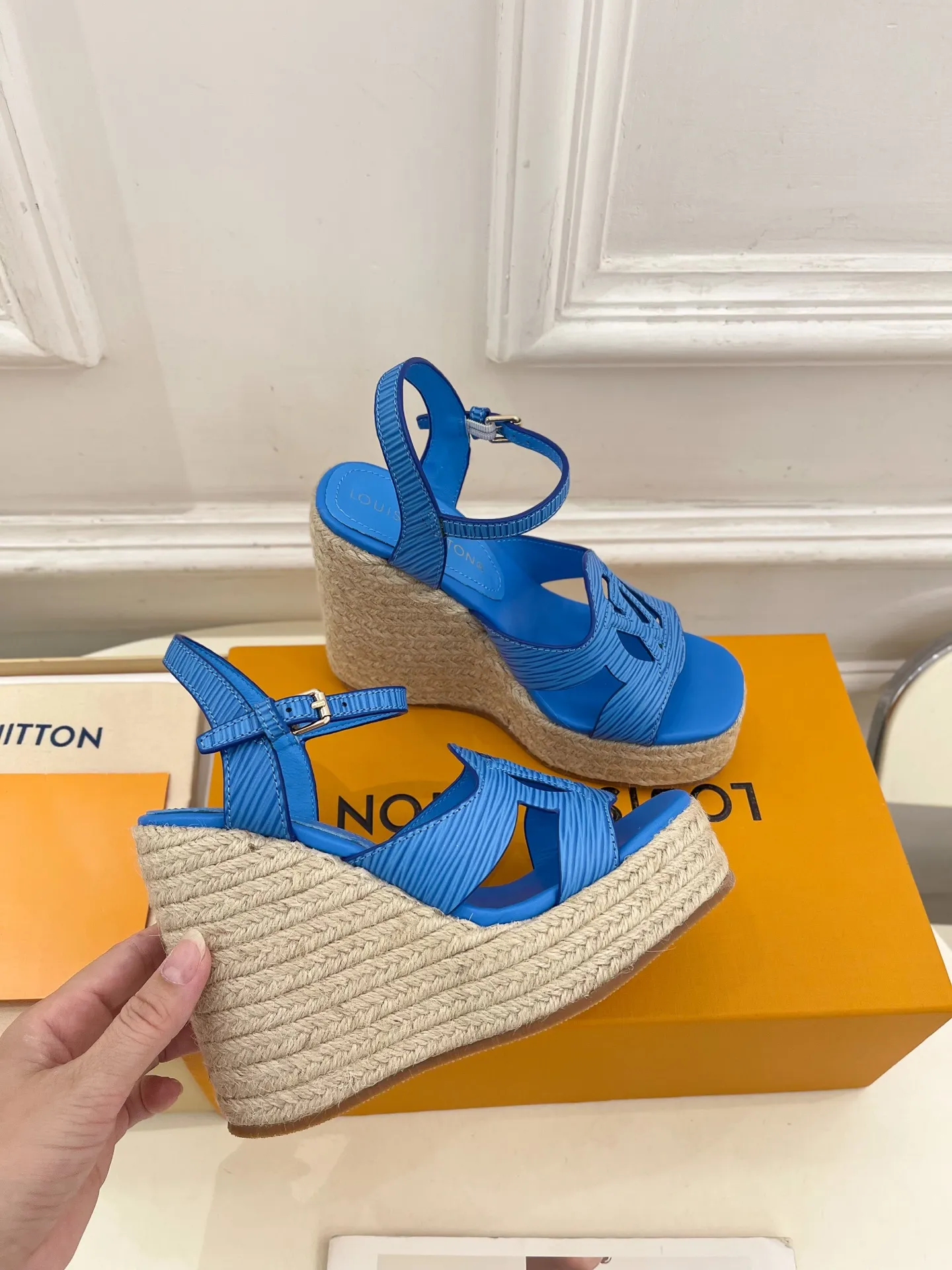 👟👟Ex-factory price 640👟👟 LV | Louis Vuitton 25𝐬𝐬 🧡💚2025 spring and summer new style top version‼ ️The original version is the same. The counter focuses on the latest LV ISOLA hollow hemp rope wedge sandals. New hard goods. ❥BS purchasing level! Full of high-end feel! A popular model among bloggers at home and abroad, it’s retro and fashionable and looks amazing on your feet! Mainly recommended model on the official website★ ━━━━━ ЅᏇєєt ━━━━━ ▪️Upper: original customized calfskin ▪️Lining: imported sheepskin ▪️Outsole: original molded outsole ▪️Heel height: 12cm, water platform 3.5cm ▪️Shoe size: 35-39 (40, 41 customized)